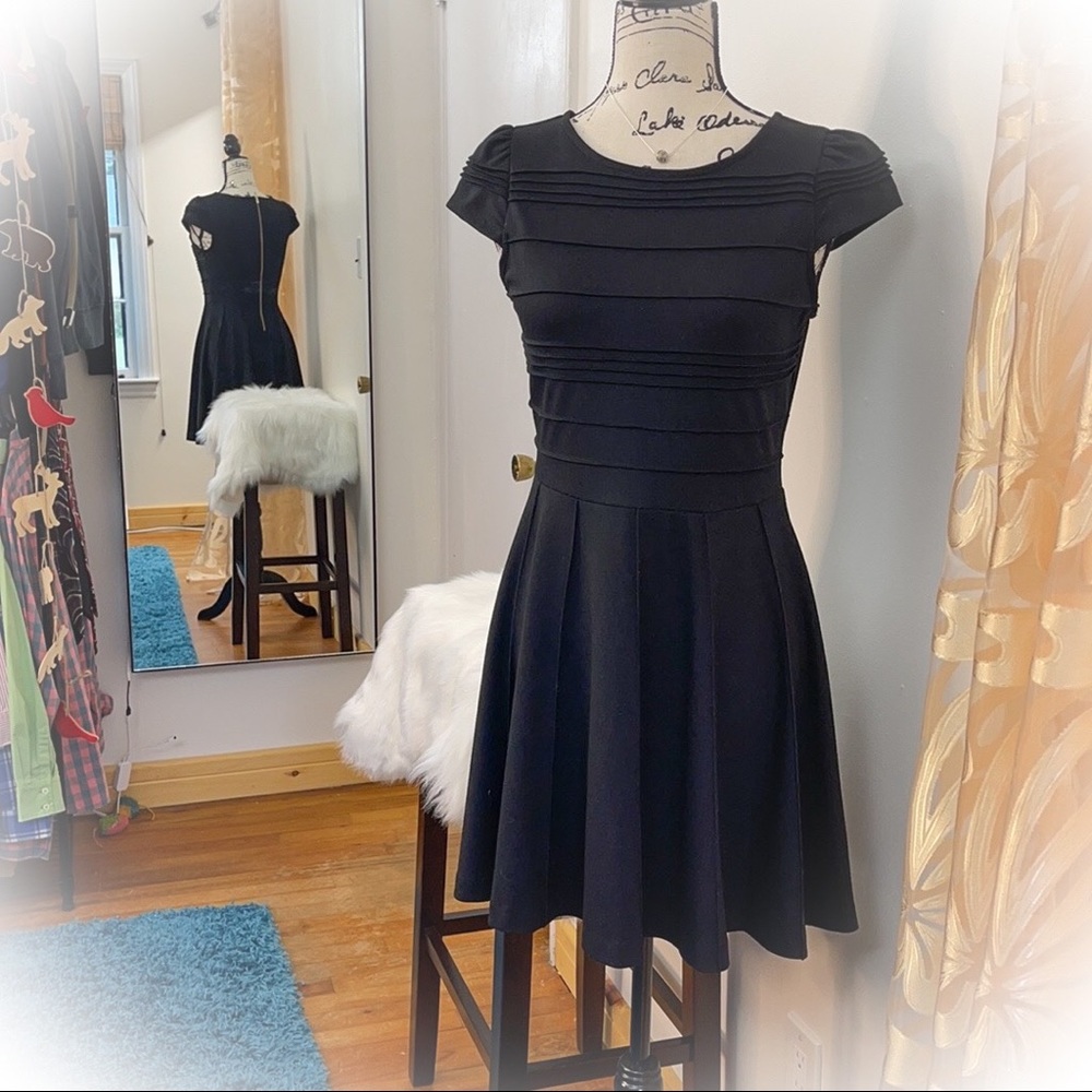 💕Beautiful Black Elle Dress cap sleeves💕 - Picture 3 of 12
